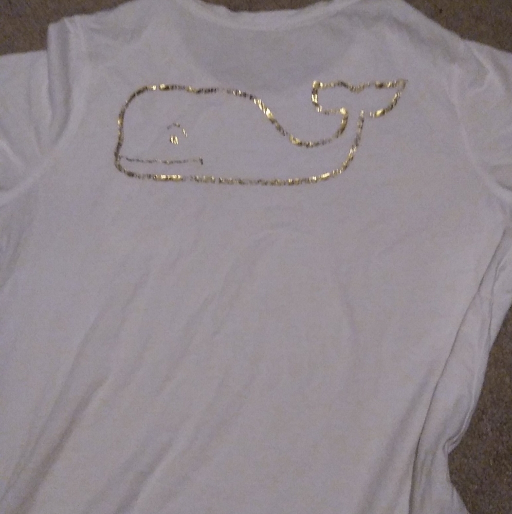 White vineyard vines tee